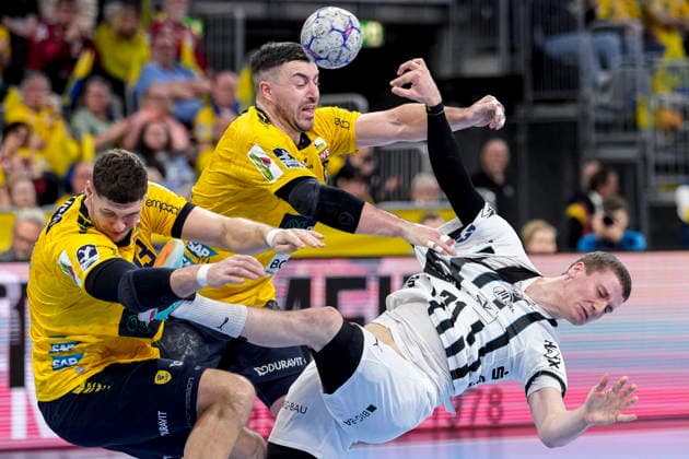 from left Sebastian Heymann RNL, 13 , Jannik Kohlbacher RNL, 80 , Elias Ellefsen a Skipagotu THW, 71 , duel, duel, tackle, tackling, dynamics, action, action, 11 02 2026, Mannheim Germany , Handball, Bundesliga, Rhein Neckar Löwen THW Kiel xozx