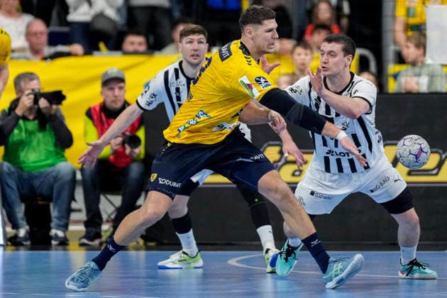 from left Lukas Zerbe THW, 24 , Sebastian Heymann RNL, 13 , Elias Ellefsen a Skipagotu THW, 71 , duel, duel scene, duel, tackle, tackling, dynamics, action, action, 11 02 2026, Mannheim Germany , Handball, Bundesliga, Rhein Neckar Löwen THW Kiel xozx