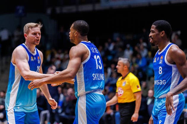 easycredit BBL, Frankfurt Skyliners VET CONCEPT Gladiators Trier, 11 02 2026 Till Pape Frankfurt Skyliners, 19 and Jaedon LeDee Frankfurt Skyliners, 13 high-five each other Game of the easycredit BBL Frankfurt Skyliners VET CONCEPT Gladiators Trier on Matchday 19 of the 25 26 season in the Süwag Energie ARENA on 11 02 2026 Copyright: xBEAUTIFULxSPORTS Hahnex