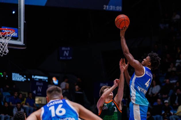easycredit BBL, Frankfurt Skyliners VET CONCEPT Gladiators Trier, 11 02 2026 Nahiem Alleyne Frankfurt Skyliners, 4 with a jump shot against Steven Ashworth VET CONCEPT Gladiators Trier, 1 game of easycredit BBL Frankfurt Skyliners VET CONCEPT Gladiators Trier on Matchday 19 of Season 25 26 at Süwag Energie ARENA on 11 02 2026 Copyright: xBEAUTIFULxSPORTS Hahnex