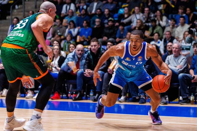 easycredit BBL, Frankfurt Skyliners VET CONCEPT Gladiators Trier, 11 02 2026 Jaedon LeDee Frankfurt Skyliners, 13 faces Maik Zirbes VET CONCEPT Gladiators Trier, 33 Game of the easycredit BBL Frankfurt Skyliners VET CONCEPT Gladiators Trier on Matchday 19 of the 25 26 season at the Süwag Energie ARENA on 11 02 2026 Copyright: xBEAUTIFULxSPORTS Hahnex