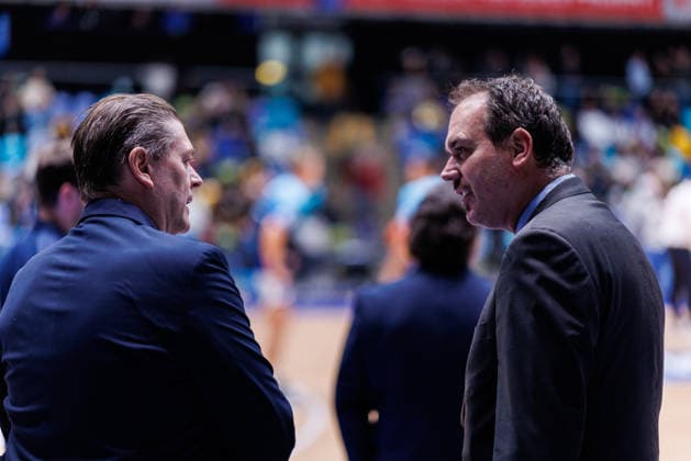 easycredit BBL, Frankfurt Skyliners VET CONCEPT Gladiators Trier, 11 02 2026 Commissioner Markus Horn in conversation with coach Klaus Perwas Frankfurt Skyliners Game of the easycredit BBL Frankfurt Skyliners VET CONCEPT Gladiators Trier on matchday 19 of the 25 26 season in the Süwag Energie ARENA on 11 02 2026 Copyright: xBEAUTIFULxSPORTS Hahnex