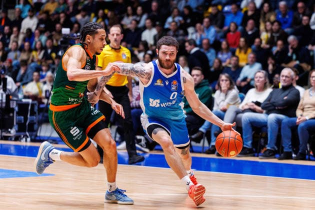 easycredit BBL, Frankfurt Skyliners VET CONCEPT Gladiators Trier, 11 02 2026 Jordan Roland VET CONCEPT Gladiators Trier, 15 tries to stop Logan Johnson Frankfurt Skyliners, 0 Game of the easycredit BBL Frankfurt Skyliners VET CONCEPT Gladiators Trier on Matchday 19 of the 25 26 season at the Süwag Energie ARENA on 11 02 2026 Copyright: xBEAUTIFULxSPORTS Hahnex