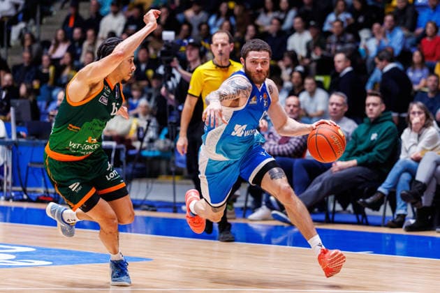 easycredit BBL, Frankfurt Skyliners VET CONCEPT Gladiators Trier, 11 02 2026 Logan Johnson Frankfurt Skyliners, 0 pulls on Jordan Roland VET CONCEPT Gladiators Trier, 15 past game of the easycredit BBL Frankfurt Skyliners VET CONCEPT Gladiators Trier on matchday 19 of the 25 26 season at the Süwag Energie ARENA on 11 02 2026 Copyright: xBEAUTIFULxSPORTS Hahnex