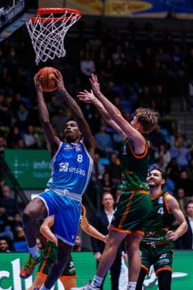 easycredit BBL, Frankfurt Skyliners VET CONCEPT Gladiators Trier, 11 02 2026 William Christmas Frankfurt Skyliners, 8 with a basket against Steven Ashworth VET CONCEPT Gladiators Trier, 1 game of the easycredit BBL Frankfurt Skyliners VET CONCEPT Gladiators Trier on matchday 19 of the 25 26 season at Süwag Energie ARENA on 11 02 2026 Copyright: xBEAUTIFULxSPORTS Hahnex