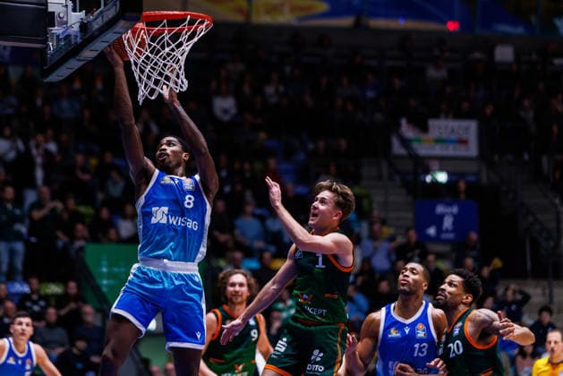easycredit BBL, Frankfurt Skyliners VET CONCEPT Gladiators Trier, 11 02 2026 William Christmas Frankfurt Skyliners, 8 with a basket against Steven Ashworth VET CONCEPT Gladiators Trier, 1 game of the easycredit BBL Frankfurt Skyliners VET CONCEPT Gladiators Trier on matchday 19 of the 25 26 season at Süwag Energie ARENA on 11 02 2026 Copyright: xBEAUTIFULxSPORTS Hahnex