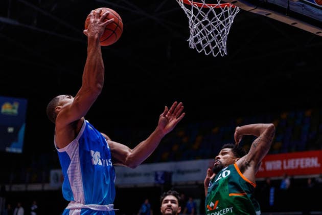 easycredit BBL, Frankfurt Skyliners VET CONCEPT Gladiators Trier, 11 02 2026 William Christmas Frankfurt Skyliners, 8 with a basket shot against Urald King VET CONCEPT Gladiators Trier, 20 Game of easycredit BBL Frankfurt Skyliners VET CONCEPT Gladiators Trier on Matchday 19 of Season 25 26 at Süwag Energie ARENA on 11 02 2026 Copyright: xBEAUTIFULxSPORTS Hahnex