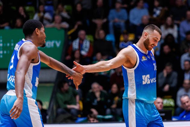 easycredit BBL, Frankfurt Skyliners VET CONCEPT Gladiators Trier, 11 02 2026 Radii Caisin Frankfurt Skyliners, 16 claps with William Christmas Frankfurt Skyliners, 8 from match of the easycredit BBL Frankfurt Skyliners VET CONCEPT Gladiators Trier on matchday 19 of the 25 26 season at the Süwag Energie ARENA on 11 02 2026 Copyright: xBEAUTIFULxSPORTS Hahnex