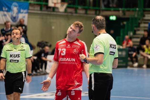 Scene with Timo Kastening 73 MT Melsungen in discussion with the referee in the match between Bergischer HC and MT Melsungen in the DAIKIN HBL on matchday 20 in Wuppertal Timo Kastening 73 MT Melsungen in discussion with the referee Copyright: xFeyzullahxGökalp feyzofsportsx
