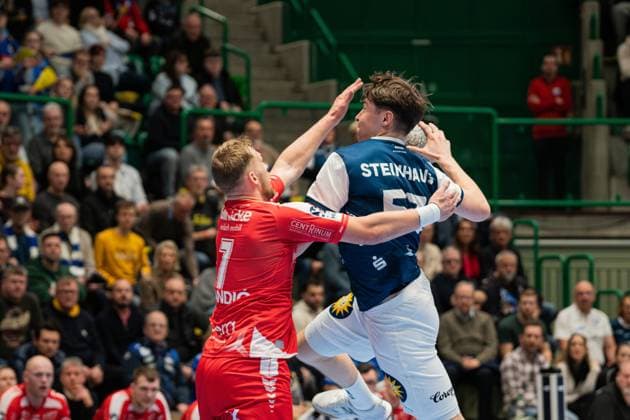 Scene with David Mandic 7 MT Melsungen and Sören Steinhaus 53 Bergischer HC in the game between Bergischer HC and MT Melsungen in the DAIKIN HBL on matchday 20 in Wuppertal Scene with David Mandic 7 MT Melsungen and Sören Steinhaus 53 Bergischer HC Copyright: xFeyzullahxGökalp feyzofsportsx