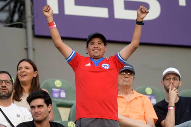 Tenis, Alejandro Tabilo vs Joao Fonseca. ATP, Tennis Herren 250 Buenos Aires 2026. Un hincha apoya al tenista chileno Alejandro Tabilo durante su partido contra Joao Fonseca de Brasil durante el ATP 250 en Buenos Aires, Argentina. 11 02 2026 Mariano Garcia UNAR Photosport Tennis, Alejandro Tabilo vs Joao Fonseca 2026 Buenos Aires ATP 250. A Chile™s fan cheers up Alejandro Tabilo during his matcha against Joao Fonseca of Brazil during the ATP 250 in Buenos Aires, Argentina. 11 02 2026 Mariano Garcia UNAR Photosport Alejandro Tabilo vs Joao Fonseca, ATP 250 Buenos Aires 2026 