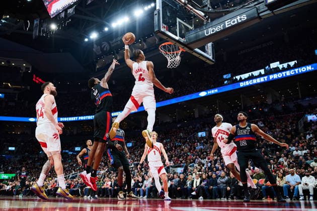 February 11, 2026, Toronto, On, Canada: Toronto Raptors Scottie Barnes (4) dunks against the Detroit Pistons during first half NBA, Basketball Herren, USA basketball action in Toronto, on Wednesday, Feb. 11, 2026. Canada News - February 11, 2026  - ZUMAc35_ 20260211_zaf_c35_295 Copyright: xSammyxKoganx