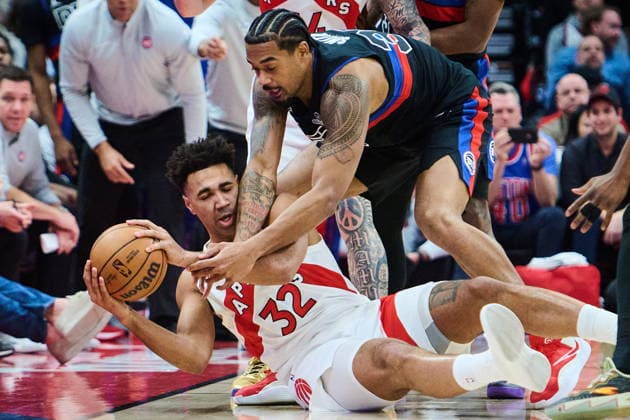February 11, 2026, Toronto, On, Canada: Toronto Raptors Trayce Jackson-Davis (32) and Detroit Pistons Tolu Smith (35) vie for control of the ball during second half NBA, Basketball Herren, USA basketball action in Toronto, on Wednesday, Feb. 11, 2026. Canada News - February 11, 2026  - ZUMAc35_ 20260211_zaf_c35_310 Copyright: xSammyxKoganx