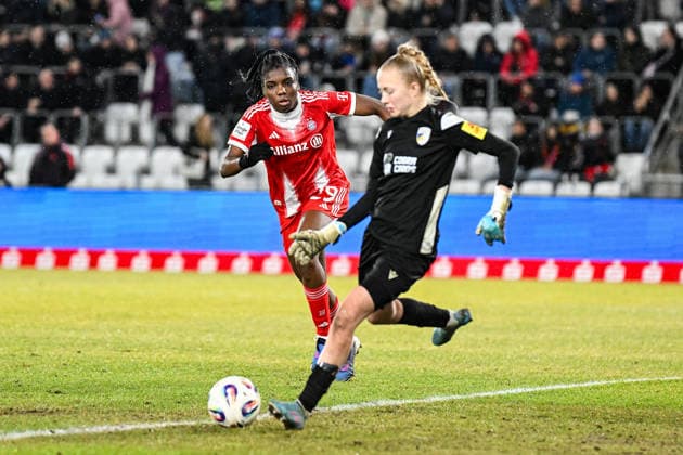 Soccer I Women I Season 2025 2026 I Bundesliga I Matchday 16 I FC Carl Zeiss Jena FC Bayern Munich I 11 02 2026 Edna Imade 29, FC Bayern Munich runs past Jena goalkeeper Jasmin Janning 1, FC Carl Zeiss Jena Jena Ernst Abbe Sportfeld, ad hoc Arena Thüringen Germany Copyright: xLobeca InesxHähnelx