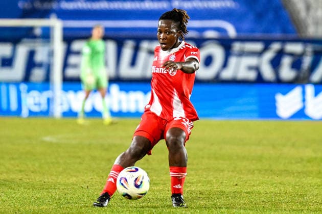 Soccer I Women I Season 2025 2026 I Bundesliga I 16 Matchday I FC Carl Zeiss Jena FC Bayern Munich I 11 02 2026 Kakounan Bernad Amani 15, FC Bayern Munich plays the ball Crop, close-up, portrait, portrait, single photo, single image, body Jena Ernst Abbe Sportfeld, ad hoc Arena Thuringia Germany Copyright: xLobeca InesxHähnelx