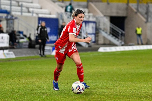 Soccer I Women I Season 2025 2026 I Bundesliga I 16 Matchday I FC Carl Zeiss Jena FC Bayern Munich I 11 02 2026 Barbara Dunst 28, FC Bayern Munich dribbles with the ball Crop, close-up, portrait, portrait, single photo, single image, body Jena Ernst Abbe Sportfeld, ad hoc Arena Thuringia Germany Copyright: xLobeca InesxHähnelx