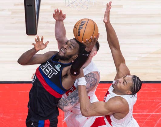 (260212) -- TORONTO, Feb. 12, 2026 -- Paul Reed (L) of Detroit Pistons goes for a layup during the 2025-2026 NBA, Basketball Herren, USA regular season game between Toronto Raptors and Detroit Pistons in Toronto, Canada, Feb. 11, 2026. (Photo by Xinhua) (SP)CANADA-TORONTO-BASKETBALL-NBA-PISTONS VS RAPTORS ZouxZheng 