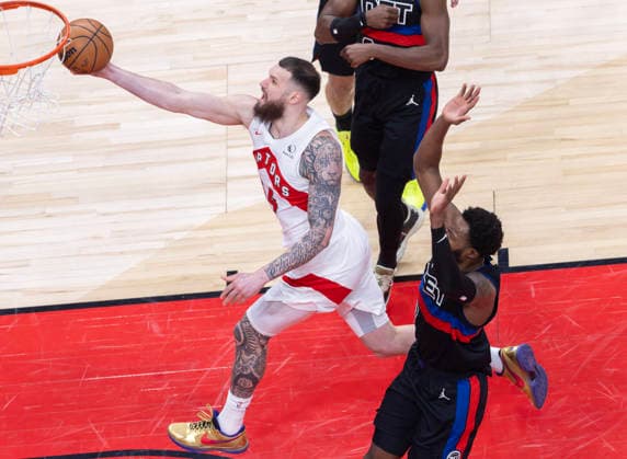 (260212) -- TORONTO, Feb. 12, 2026 -- Sandro Mamukelashvili (L) of Toronto Raptors goes for a layup during the 2025-2026 NBA, Basketball Herren, USA regular season game between Toronto Raptors and Detroit Pistons in Toronto, Canada, Feb. 11, 2026. (Photo by Xinhua) (SP)CANADA-TORONTO-BASKETBALL-NBA-PISTONS VS RAPTORS ZouxZheng 