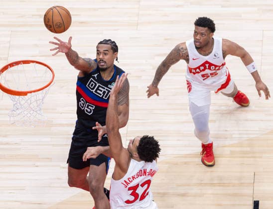 (260212) -- TORONTO, Feb. 12, 2026 -- Tolu Smith III (L) of Detroit Pistons goes up for a layup during the 2025-2026 NBA, Basketball Herren, USA regular season game between Toronto Raptors and Detroit Pistons in Toronto, Canada, Feb. 11, 2026. (Photo by Xinhua) (SP)CANADA-TORONTO-BASKETBALL-NBA-PISTONS VS RAPTORS ZouxZheng 