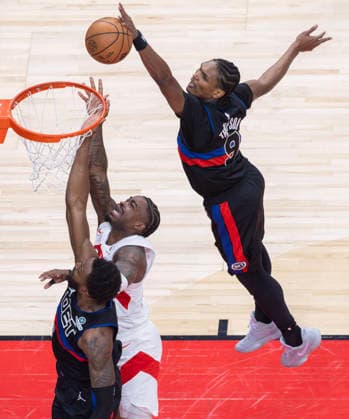(260212) -- TORONTO, Feb. 12, 2026 -- Ausar Thompson (R) of Detroit Pistons blocks Jamal Shead of Toronto Raptors during the 2025-2026 NBA, Basketball Herren, USA regular season game between Toronto Raptors and Detroit Pistons in Toronto, Canada, Feb. 11, 2026. (Photo by Xinhua) (SP)CANADA-TORONTO-BASKETBALL-NBA-PISTONS VS RAPTORS ZouxZheng 