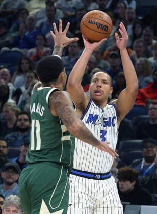 February 11, 2026, Orlando, Fl - Florida, USA: The Orlando Magic s Desmond Bane (3) shoots under pressure from the Milwaukee Bucks Gary Harris (11) at the Kia Center on Wednesday, Feb.11, 2026, in Orlando, Florida. Sports News - February 11, 2026  - ZUMAm67_ 20260211_zaf_m67_014 Copyright: xStephenxM.xDowellx