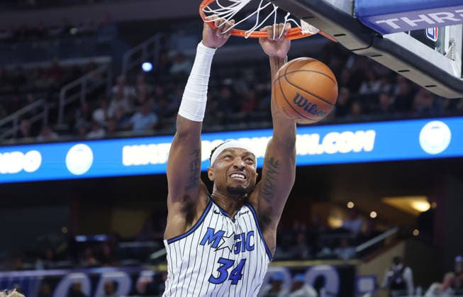February 11, 2026, Orlando, Fl - Florida, USA: The Orlando Magic s Wendell Carter Jr. dunks against the Milwaukee Bucks at the Kia Center on Wednesday, Feb.11, 2026, in Orlando, Florida. Sports News - February 11, 2026  - ZUMAm67_ 20260211_zaf_m67_016 Copyright: xStephenxM.xDowellx