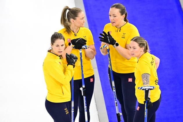 CORTINA, ITALIEN 20260212 Anna Hasselborg, Sara McManus, Agnes Knochenhauer och Sofia Scharback i Sveriges lag Hasselborg möter Japan i den första gruppspelsmatchen i OS-curling i Cortina. *** Bilden ingar i SPORTPAKET. För övriga BETALBILD ** CORTINA ITALIEN x10030x *** CORTINA, ITALY 20260212 Anna Hasselborg, Sara McManus, Agnes Knochenhauer and Sofia Scharback in Swedens team Hasselborg meets Japan in the first group stage match of the Olympic curling in Cortina Picture in SPORTPAKET For others PAYPICTURE CORTINA ITALY x10030x  Copyright: xJonasxEkströmer TTx OS 2026 CURLING DAMER
