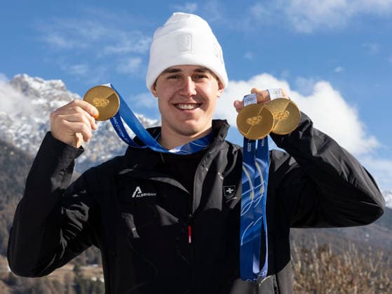 Milano Cortina 2026, Alpine skiing, men, Franjo von Allmen poses with medals