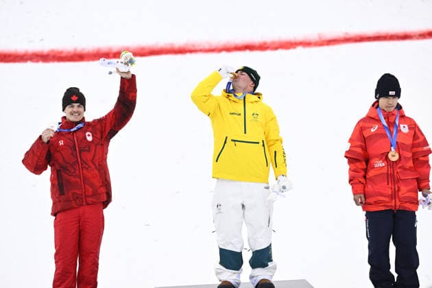 LIVIGNO, ITALY 20260212 Cooper Woods, Australia, won gold, Mikael Kingsbury, Canada, (left) took silver and Ikuma Horishima, Japan (right) took bronze in the men s moguls final during the Winter Olympics in Livigno, Italy. *** The image is included in the SPORTS PACKAGE. For others PAYMENT IMAGE *** LIVIGNO ITALY x10080x *** LIVIGNO, ITALY 20260212 Cooper Woods, Australia, won gold, Mikael Kingsbury, Canada, left took silver and Ikuma Horishima, Japan right took bronze in the men s moguls final during the Winter Olympics in Livigno, Italy The image is included in the SPORTS PACKAGE For others PAYMENT IMAGE LIVIGNO ITALY x10080x  Copyright: xFredrikxSandberg TTx 2026 OLYMPICS MOGUL FINAL