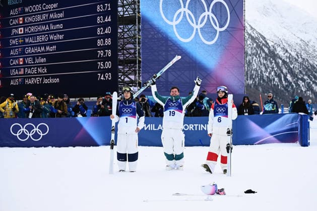 2026 WINTER Olympic Games, Olympische Spiele, Olympia, OS Cooper Woods of Australia (centre) celebrates after winning Gold in the Men™s Moguls finals at the Livigno Aerials and Moguls Park on day 6 of the 2026 Milano Cortina Winter Olympic Games in Livigno, Italy, Wednesday, February 11, 2026. ( NO ARCHIVING, EDITORIAL USE ONLY LIVIGNO SONDRIO ITALY  Copyright: xDANxHIMBRECHTSx 20260213126298781167