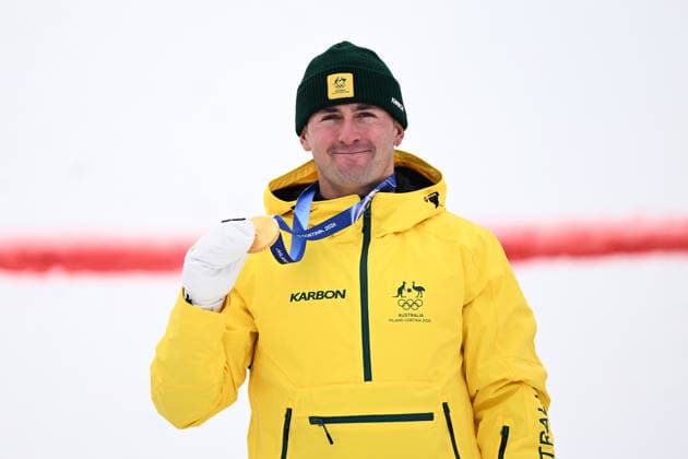 2026 WINTER Olympic Games, Olympische Spiele, Olympia, OS Cooper Woods of Australia during the victory ceremony after winning Gold in the Men™s Moguls finals at the Livigno Aerials and Moguls Park on day 6 of the 2026 Milano Cortina Winter Olympic Games in Livigno, Italy, Wednesday, February 11, 2026. ( NO ARCHIVING, EDITORIAL USE ONLY LIVIGNO SONDRIO ITALY  Copyright: xDANxHIMBRECHTSx 20260213124491294739