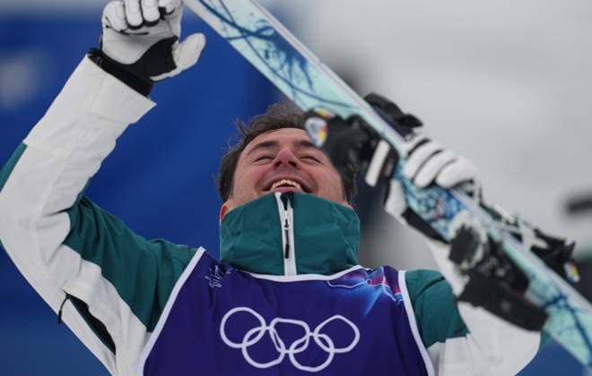 February 12, 2026, Livigno, Aarhus, Italy: COOPER WOODS celebrates winning gold during the Men s Moguls finals, Milano Cortina 2026 Winter Olympic Games, Olympische Spiele, Olympia, OS at Livigno Air Park Livigno Italy - ZUMAp228 20260212_zsp_p228_025 Copyright: xUlrikxPedersenx