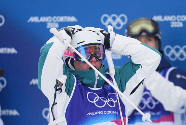 February 12, 2026, Livigno, Aarhus, Italy: COOPER WOODS celebrates winning gold during the Men s Moguls finals, Milano Cortina 2026 Winter Olympic Games, Olympische Spiele, Olympia, OS at Livigno Air Park Livigno Italy - ZUMAp228 20260212_zsp_p228_032 Copyright: xUlrikxPedersenx
