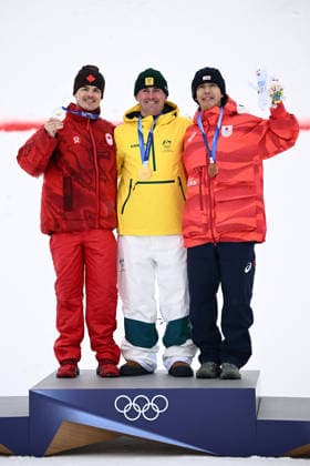 2026 WINTER Olympic Games, Olympische Spiele, Olympia, OS Mikael Kingsbury of Canada, Cooper Woods of Australia and Ikuma Horishima of Japan on the podium with their medals following the Freestyle Skiing Men s Moguls finals at Livigno Snow Park on day 7 of the 2026 Milano Cortina Winter Olympic Games in Italy, Thursday, February 12, 2026. ( NO ARCHIVING, EDITORIAL USE ONLY MILANO LOMBARDY ITALY  Copyright: xDANxHIMBRECHTSx 20260213150494705581