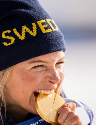 260212 Gold medalist Frida Karlsson of Sweden poses with her gold medal on the podium after winning the women s 10km free technique individual start cross-country skiing race during day 6 of the 2026 Winter Olympics on February 12, 2026 in Val di Fiemme. Photo: Maxim Thore BILDBYRAN kod MT MT0975 skidor cross-country skiing langrenn Olympic Games, Olympische Spiele, Olympia, OS olympics winter olympics os ol olympiska spel vinter-os olympiske leker milano cortina 2026 milan cortina 2026 milano cortina 2026 olympic games milano cortina 2026 winter olympic games milano cortina-os milano cortina-ol vinter-ol 6 bbeng individuell start 10 km Sweden sverige jubel medal medalj Gold guld *** 260212 Gold medalist Frida Karlsson of Sweden poses with her gold medal on the podium after winning the women s 10km free technique individual start cross country skiing race during day 6 of the 2026 Winter Olympics on February 12, 2026 in Val di Fiemme Photo Maxim Thore BILDBYRAN kod MT MT0975 skidor cross country skiing langrenn olympic games olympics winter olympics os ol olympiska spel vinter os olympiske leker milano cortina 2026 milan cortina 2026 milano cortina 2026 olympic games milano cortina 2026 winter olympic games milano cortina os milano cortina ol vinter ol 6 bbeng individuell start 10 km Sweden sverige jubel medal medalj Gold guld  Copyright: MAXIMxTHORE BB260212MT105