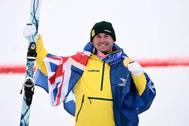 2026 WINTER Olympic Games, Olympische Spiele, Olympia, OS Cooper Woods of Australia during the victory ceremony after winning Gold in the Men™s Moguls finals at the Livigno Aerials and Moguls Park on day 6 of the 2026 Milano Cortina Winter Olympic Games in Livigno, Italy, Wednesday, February 11, 2026. ( NO ARCHIVING, EDITORIAL USE ONLY LIVIGNO SONDRIO ITALY  Copyright: xDANxHIMBRECHTSx 20260213112029635901