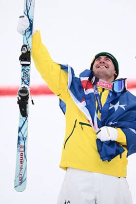 2026 WINTER Olympic Games, Olympische Spiele, Olympia, OS Cooper Woods of Australia during the victory ceremony after winning Gold in the Men™s Moguls finals at the Livigno Aerials and Moguls Park on day 6 of the 2026 Milano Cortina Winter Olympic Games in Livigno, Italy, Wednesday, February 11, 2026. ( NO ARCHIVING, EDITORIAL USE ONLY LIVIGNO SONDRIO ITALY  Copyright: xDANxHIMBRECHTSx 20260213127754704240