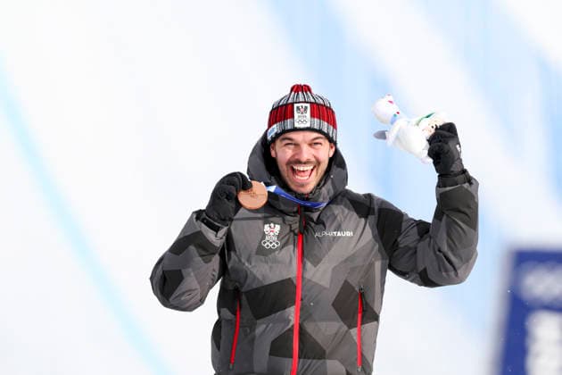 OLYMPICS - Winter Olympic Games, Olympische Spiele, Olympia, OS Milano Cortina 2026 LIVIGNO,ITALY,12.FEB.26 - OLYMPICS, SNOWBOARD - Winter Olympic Games Milano Cortina 2026, Snowboard Cross, men, final, medal ceremony. Image shows the rejoicing of Jakob Dusek (AUT).Keywords: medal.  GEPAxpictures xHaraldxSteiner