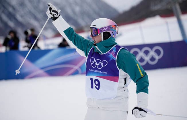 Cooper Woods of Australia celebrates in the finish area after his final run in the Men s Freestyle Skiing Moguls competition at the Milano Cortina 2026 Winter Olympic Games, Olympische Spiele, Olympia, OS in Livigno, Italy, on Thursday, February 12, 2026. Woods of Australia won the gold medal, Mikael Kingsbury of Canada won the silver medal and Ikuma Horishima of Japan won the bronze medal.  OLY20260212814 BOBxSTRONG