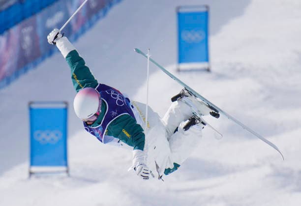 Cooper Woods of Australia competes in his final run in the Men s Freestyle Skiing Moguls competition at the Milano Cortina 2026 Winter Olympic Games, Olympische Spiele, Olympia, OS in Livigno, Italy, on Thursday, February 12, 2026. Woods won the gold medal, Mikael Kingsbury of Canada won the silver medal and Ikuma Horishima of Japan won the bronze medal.  OLY20260212819 BOBxSTRONG