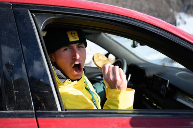 2026 WINTER Olympic Games, Olympische Spiele, Olympia, OS Cooper Woods of Australia leaves the venue in a car after winning Gold in the Men™s Moguls finals at the Livigno Aerials and Moguls Park on day 6 of the 2026 Milano Cortina Winter Olympic Games in Livigno, Italy, Wednesday, February 11, 2026. ( NO ARCHIVING, EDITORIAL USE ONLY LIVIGNO SONDRIO ITALY  Copyright: xDANxHIMBRECHTSx 20260213111634608795