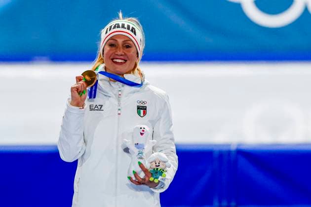 winner Francesca Lollobrigida of Italy smiling during the medal ceremony after Women s 5000m, Milano Cortina 2026 Winter Olympics: Day 6, Speed skating, Eisschnelllauf - Milano Cortina 2026 Winter Olympics: Day 6, Milano Speed Skating Stadium, February 12, 2026, Milan, Italy.