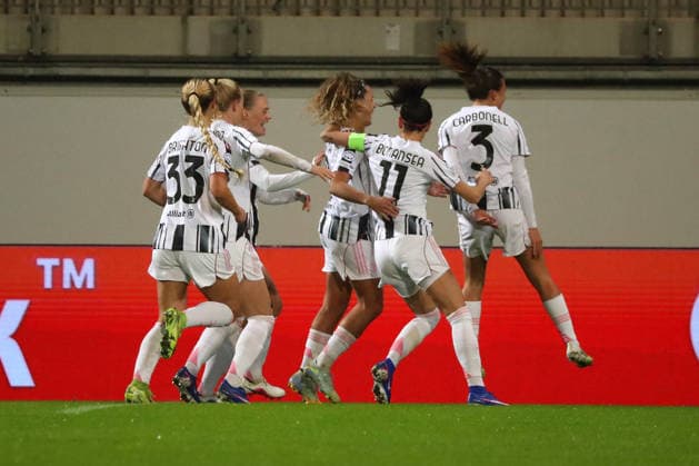VfL vs Juventus, CL Women Wolfsburg, 12 02 2026, Football, Women, VfL Wolfsburg vs Juventus Turin, Champions League, Play Offs, Season 2025 2026, Ana Capeta Juventus cheers with the team after her header goal to 0 1 AOK Stadion Niedersachsen Germany