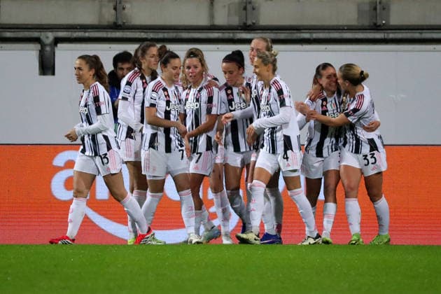 VfL vs Juventus, CL Women Wolfsburg, 12 02 2026, Football, Women, VfL Wolfsburg vs Juventus Turin, Champions League, Play Offs, Season 2025 2026, Ana Capeta Juventus cheers with the team after her header goal to 0 1 AOK Stadion Niedersachsen Germany