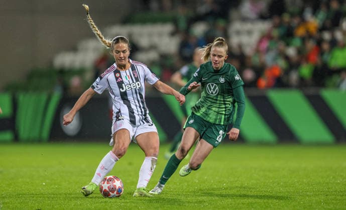 GER, Wolfsburg, VfL Wolfsburg vs Juventus Turin, WomenÂs Champions League, Football, UEFA, Season 2025 2026, AOK Arena, Playoffs, First leg in picture v l Abi Brighton Juventus Turin Women 33 , Vivien Endemann VfL Wolfsburg Women 25 DFB DFL REGULATIONS PROHIBIT ANY USE OF PHOTOGRAPHS AS IMAGE SEQUENCES AND OR QUASI VIDEO, 12 02 2026 Copyright: HMBxMedia HendrikxHamelau