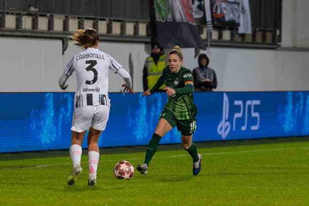 Germany, Football, UEFA, Womens Champions League, Play Offs 5 12 2025 2026 VfL Wolfsburg Juventus Turin on 12 02 in Wolfsburg AOK Stadion Estela Carbonell Juventus Turin 3 Svenja Huth VfL Wolfsburg 10 Copyright: xSvenxHeidmannx