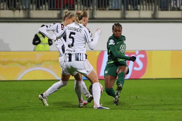 VfL vs Juventus, CL Women Wolfsburg, 12 02 2026, Football, Women, VfL Wolfsburg vs Juventus Turin, Champions League, Play Offs, Season 2025 2026, Mathilde Harviken Juventus , Lineth Beerensteyn VfL Wolfsburg AOK Stadion Niedersachsen Germany