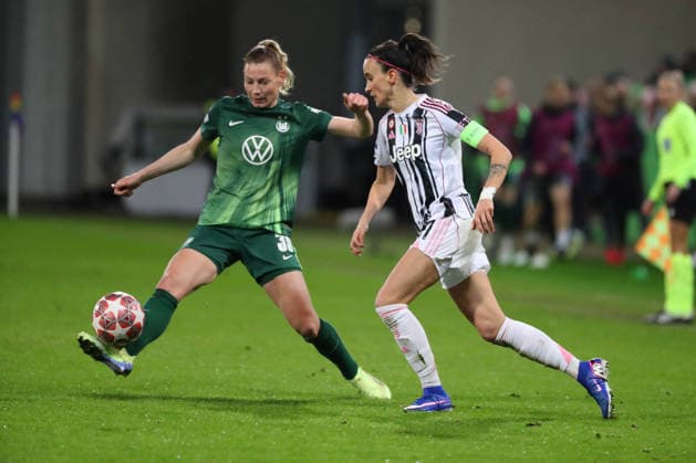 VfL vs Juventus, CL Women Wolfsburg, 12 02 2026, Football, Women, VfL Wolfsburg vs Juventus Turin, Champions League, Play Offs, Season 2025 2026, Sarai Linder VfL Wolfsburg , Barbara Bonansea Juventus AOK Stadion Niedersachsen Germany