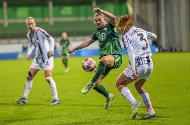 GER, Wolfsburg, VfL Wolfsburg vs Juventus Turin, WomenÂs Champions League, Football, UEFA, Season 2025 2026, AOK Arena, Playoffs, First leg in picture f l Alexandra Popp VfL Wolfsburg Women 11 , Estela Carbonell Juventus Turin Women 3 DFB DFL REGULATIONS PROHIBIT ANY USE OF PHOTOGRAPHS AS IMAGE SEQUENCES AND OR QUASI VIDEO, 12 02 2026 Copyright: HMBxMedia HendrikxHamelau