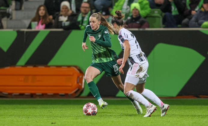 GER, Wolfsburg, VfL Wolfsburg vs Juventus Turin, WomenÂs Champions League, Football, UEFA, Season 2025 2026, AOK Arena, Playoffs, First leg in picture f l Vivien Endemann VfL Wolfsburg Women 25 , Martina Lenzini Juventus Turin Women 71 DFB DFL REGULATIONS PROHIBIT ANY USE OF PHOTOGRAPHS AS IMAGE SEQUENCES AND OR QUASI VIDEO, 12 02 2026 Copyright: HMBxMedia HendrikxHamelau